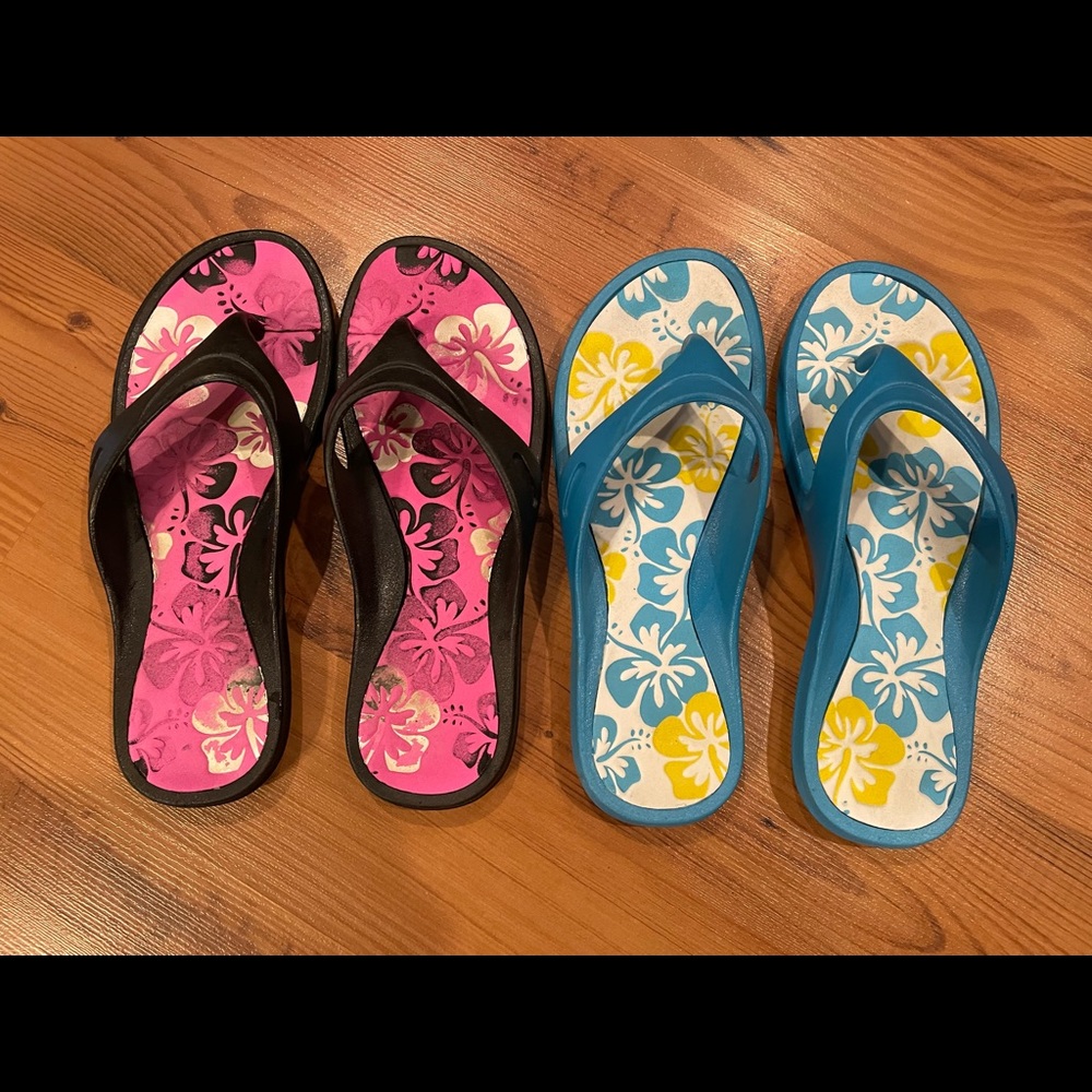 Bundle of flip flops. Size 7-8.